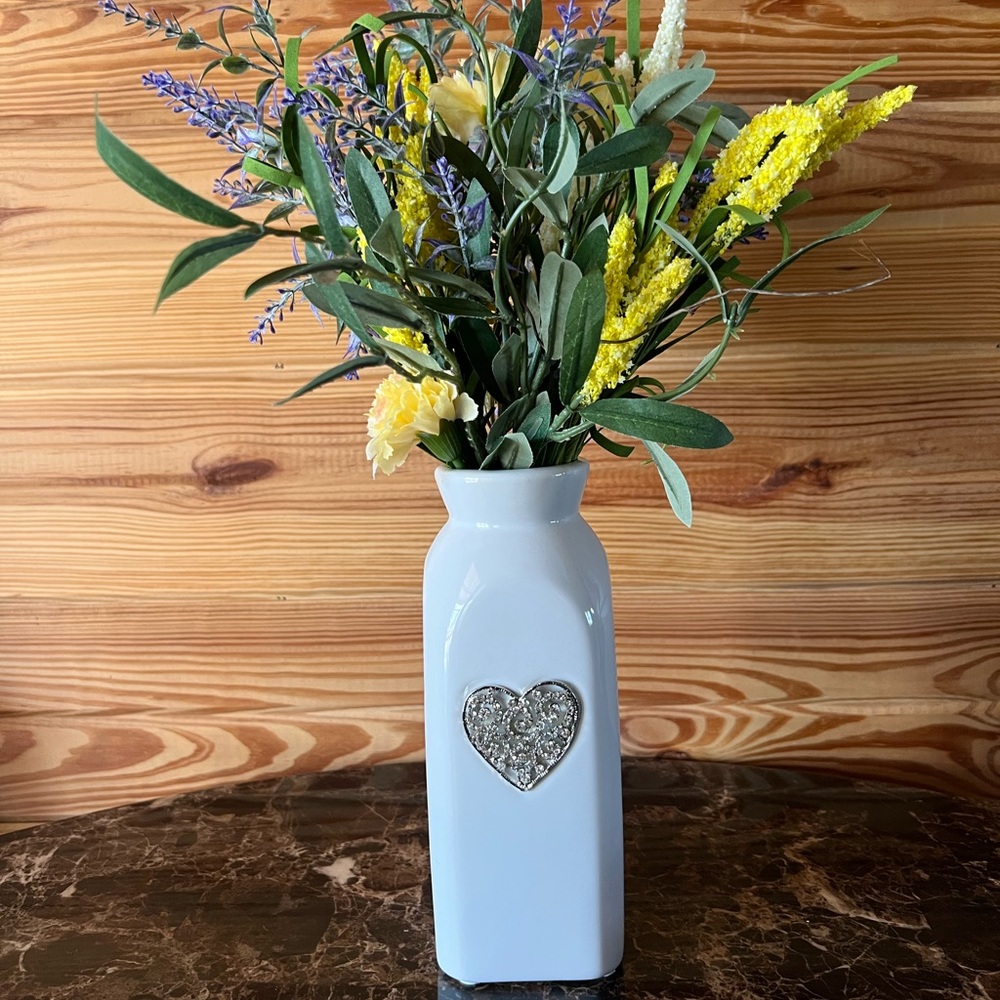 Ashland white vase w/bling silver heart